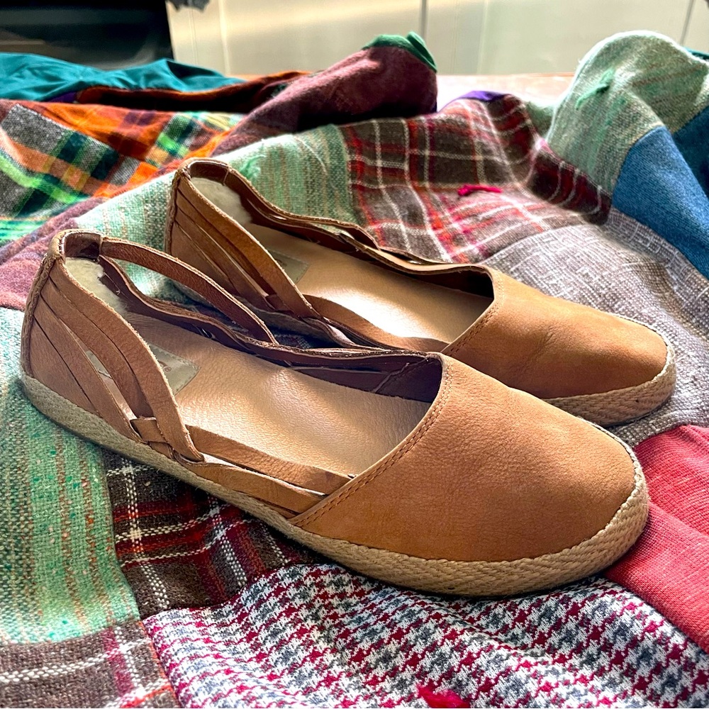 UGG CICILY CHESTNUT ESPADRILLE SLIP ON FLAT SHOE/  Size 7 USA